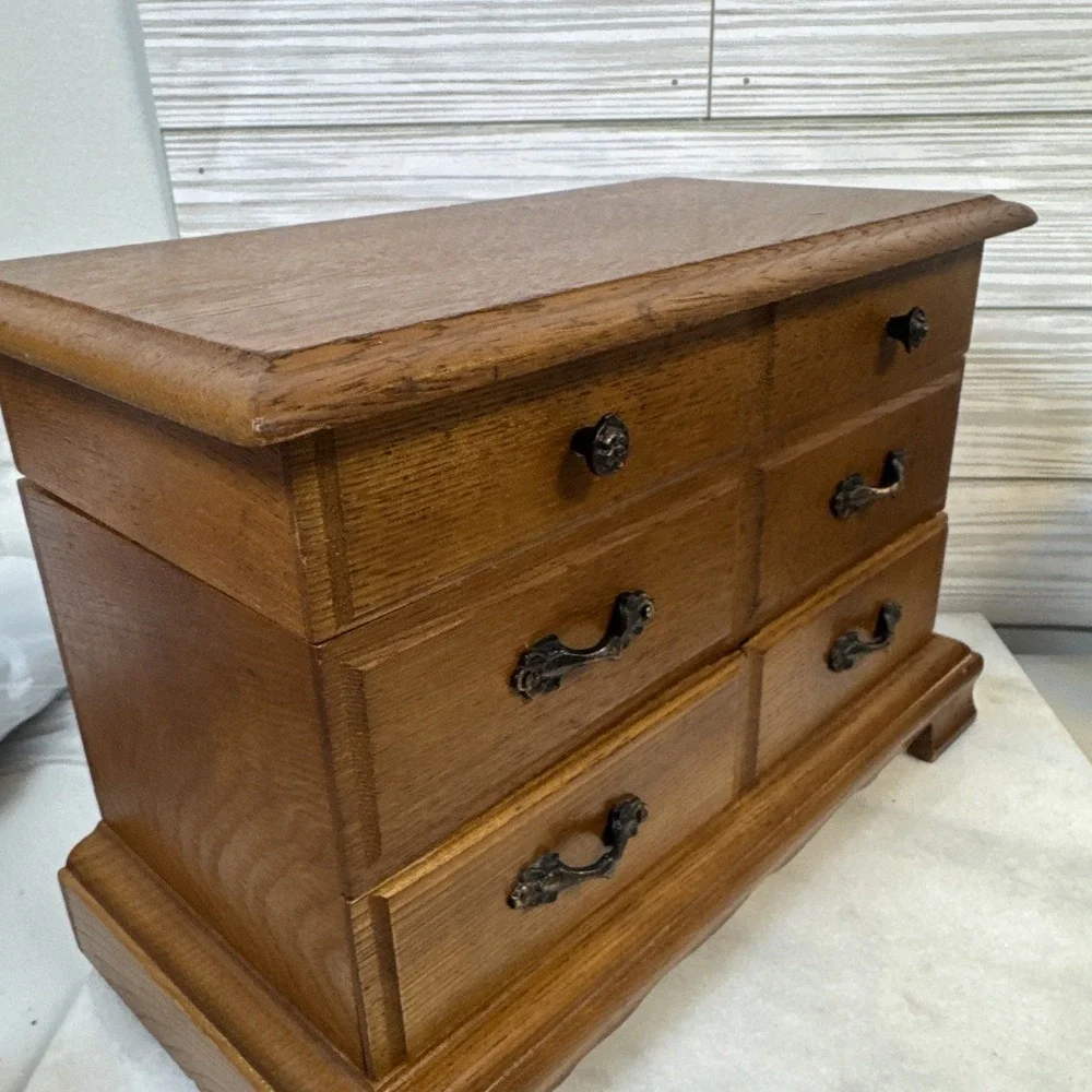 Wooden Flip Top Jewelry / Music Box With Red Felt Lined Interior Toyo Music